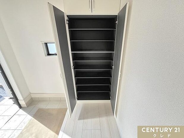 玄関にある収納は、家族分の靴もスッキリ収納。足元のおしゃれを楽しみたい人にもおすすめの大容量タイプ。生活動線にゆとりを生み出します。