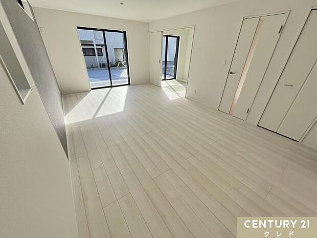 【LDK18帖】大きな掃き出し窓から光がたっぷり差し込む、明るいリビング。リビングとダイニングが一直線に並ぶため、ソファとダイニングセットを置いても動線にゆとりを作ることができます。