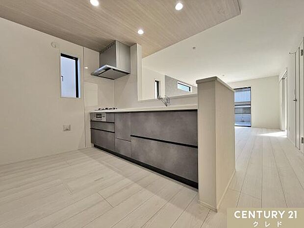 開放感のある対面式キッチンは家族に手渡しで料理や食器を手渡せます。コミュニケーションをとりながらスムーズな配膳や後片付けができます。