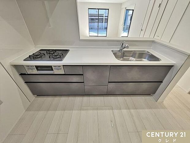 収納豊富なシステムキッチンは動線にゆとりを作り、住空間を広く確保！キッチンツールなどもすっきりと収納することができ毎日のお料理やお掃除も快適に行うことができます。