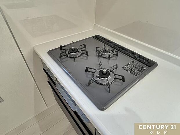 【3口コンロ・グリル】忙しい時間帯にもお弁当・朝食の準備がしやすい3つ口タイプのコンロです。グリル付きのキッチンはお料理の幅も増えます！