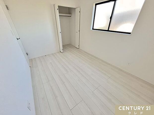 【洋室6帖】6帖はお子様の勉強部屋にも適した広さ！勉強机や本棚などの家具を置いてもフリースペースも確保することができます。