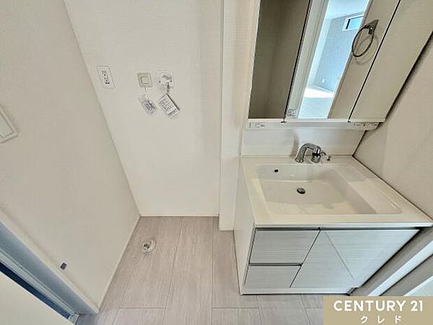 使いやすさを考慮した設計の洗面化粧台を設置。住宅全体の内装にマッチしやすいシンプルな造りながら、収納力も重視した誰もが快適に使える設備です。