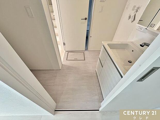 【リネン庫】タオルや洗剤、スキンケア用品などを整理し、スペースを有効活用します。スッキリとした室内を保ち、使いやすさ向上や清潔感を演出します。収納を工夫することで、掃除も簡単になります。