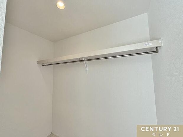 【洋室7帖　WIC】衣類や靴を効率的に整理できる便利な収納。衣替えもしやすく、収納棚やフックを加えて小物を整理。アクセサリーやバッグも一緒に収納できるため、すっきりとした空間を保てます。