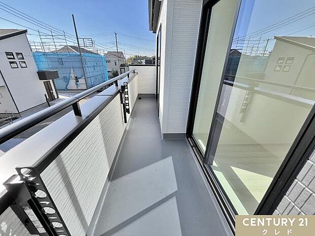 2つの部屋が繋がる南面バルコニー。洗濯物が乾きやすく、家事の時短にも貢献します。室内にも暖かな陽光を取り入れることができます。