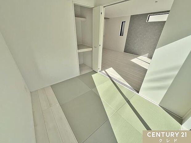 【和室3.75帖】LDKとつながるフレキシブルな和室。フチのない畳はモダンな配色でインテリアと相性がよく、好みの家具が置けます。