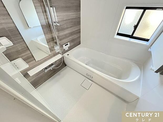 ナチュラルテイストな約1坪の浴室内です。汚れや水じみが目立ちにくい配色で使い勝手と見た目の心地良さも両立。のびのびと足を延ばして湯舟に浸かれます。