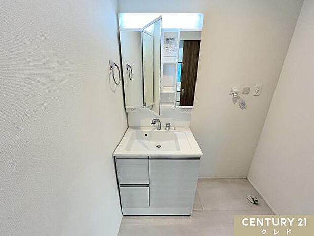 使いやすさを考慮した設計の洗面化粧台を設置。住宅全体の内装にマッチしやすいシンプルな造りながら、収納力も重視した誰もが快適に使える設備です。