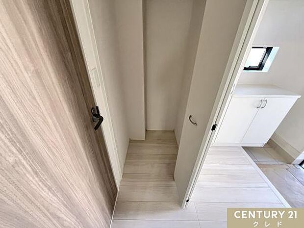 【廊下収納】廊下収納は、各居室の整理整頓をサポートし、生活動線の効率化にも役立つ便利なスペースです。消耗品のストックや掃除用品、季節外の家電の収納などにもお使いいただけます。