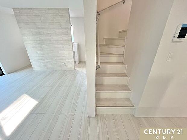 【リビングスルー階段】家族とのコミュニケーションがとりやすいリビングスルー階段。「行ってきます」や「ただいま」も伝えやすく、自然と会話が弾みます。