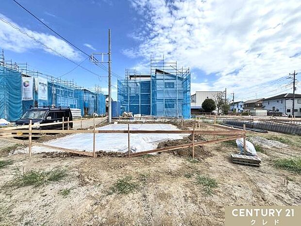 只今、基礎工事の工程です。ベタ基礎により荷重を面で受け、不同沈下に配慮した構造で施工しています。周辺環境・日当たり・前面道路の幅員など、写真では伝わりにくい点もぜひ現地でご確認ください。