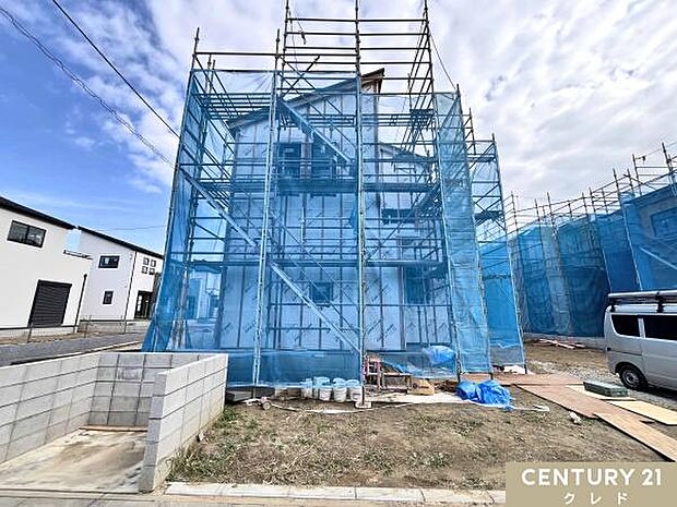 建物を雨水や湿気から守る防水シートの施工中。これにより、カビや腐食を防ぎ、家を長持ちさせます。