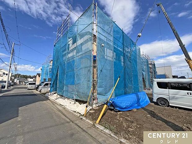 東武東上線・JR川越線「川越」駅バス29分、「伊草小学校前」停徒歩6分!緑豊かな自然あふれる川島町に佇む全8棟の新邸。