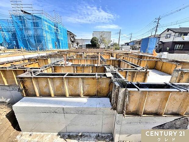 永邸に相応しい安心感を…建物と地面のつなぎ目となる基礎(土台)を作る工事を行っています。