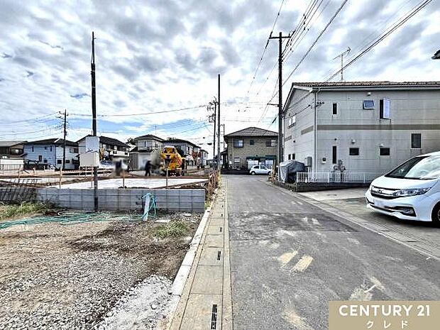 只今、基礎工事の工程です。ベタ基礎により荷重を面で受け、不同沈下に配慮した構造で施工しています。周辺環境・日当たり・前面道路の幅員など、写真では伝わりにくい点もぜひ現地でご確認ください。