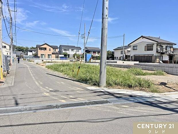 現在、造成・区画整備が完了し、基礎着工前の準備工程です。建築が具体的に進み始めています。現地ご案内・工事状況のご説明も随時承ります。