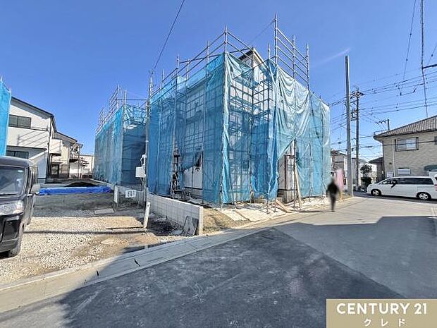 現在ブルーシートに包まれた状態でした。雨風から建物を守る屋根や外壁の施工を行っています。外壁の施工や塗装を行った後、建物の外観を仕上げていきます。