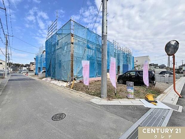 急な来客時も安心な並列3台可能なカースペース付き。通勤やお子様の送り迎え、毎日のお買い物などお車をお持ちの方も安心です。