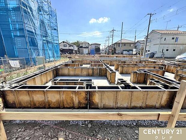 永邸に相応しい安心感を…建物と地面のつなぎ目となる基礎（土台）を作る工事を行っています。