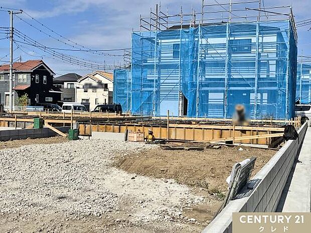 永邸に相応しい安心感を…建物と地面のつなぎ目となる基礎(土台)を作る工事を行っています。