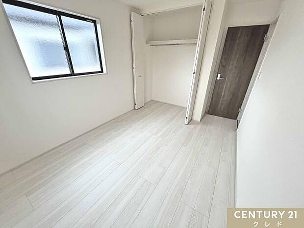 【6帖洋室】全居室2面採光で明るく風通し良好。クローゼット付きで衣類や荷物もすっきり収納できます。ご不明な点はどんな些細なことでもお気軽にご相談下さい！