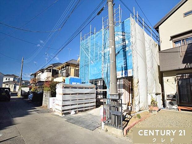 建物を雨水や湿気から守る防水シートの施工中。これにより、カビや腐食を防ぎ、家を長持ちさせます。