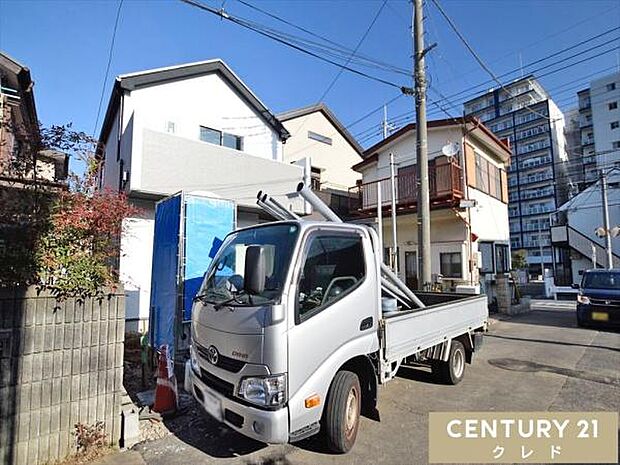 高階西小学校まで徒歩8分。お子様も無理なく通える安心の距離感で、子育て世帯にうれしいロケーション。朝ゆったりと余裕を持った時間を確保できるのも嬉しいですね。