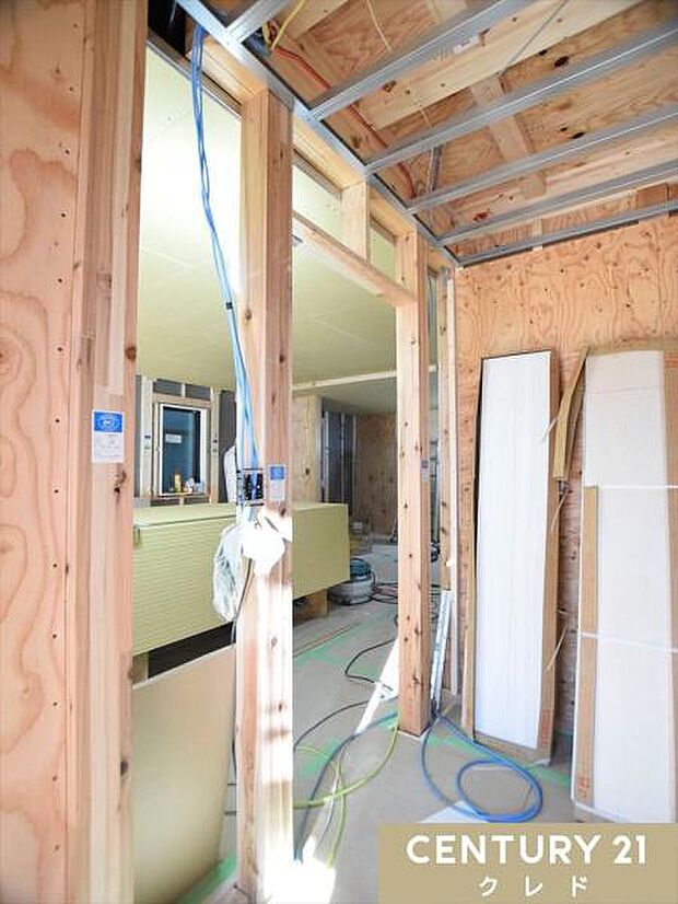 現在、外壁工事と室内工事を進めており、着々と完成に向かっています。建築途中でもご見学いただけますので、お気軽にお問い合わせくださいませ。