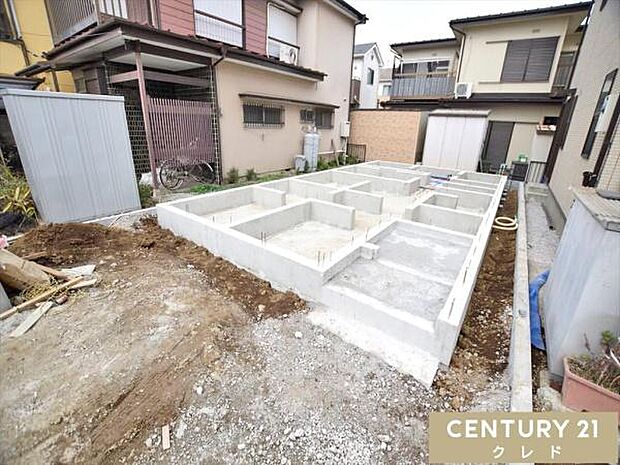 現在は基礎工事中です。床一面と立ち上がりを鉄筋コンクリートで施工し、地震に強い基礎を造ります。