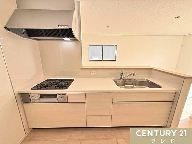 コミュニケーションが取りやすい対面式キッチン！お料理中もリビングにいるご家族と会話を楽しんだり、お子様の様子を見守ることができます。