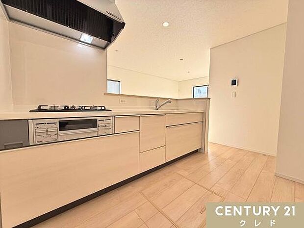 冷蔵庫やカップボードなどを配置してもゆとりあるキッチンスペース。ダイニングへのお食事の受け渡しもスムーズなカウンター付き。