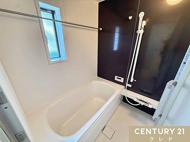 ゆったり浸かれる一坪タイプのバスルーム。浴室暖房乾燥機＆ランドリーパイプ付きで悪天候の日や花粉の季節でも安心して干せます。