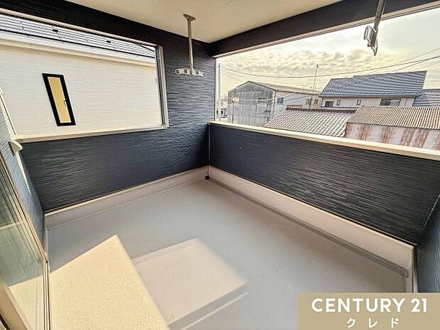 天候に左右されない開放的なインナーバルコニー。アウトドアリビングとしても楽しめます。南向きで陽当たりも良く、洗濯物がカラッと乾きます。