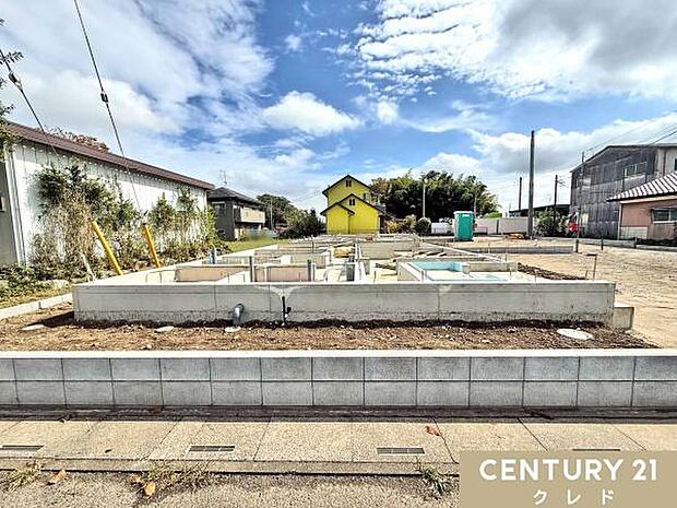 ベタ基礎工事中です!2025年12月完成予定!建物を面で広く支えて荷重を分散させるので、地震の揺れや不動沈下に強い基礎となっています。