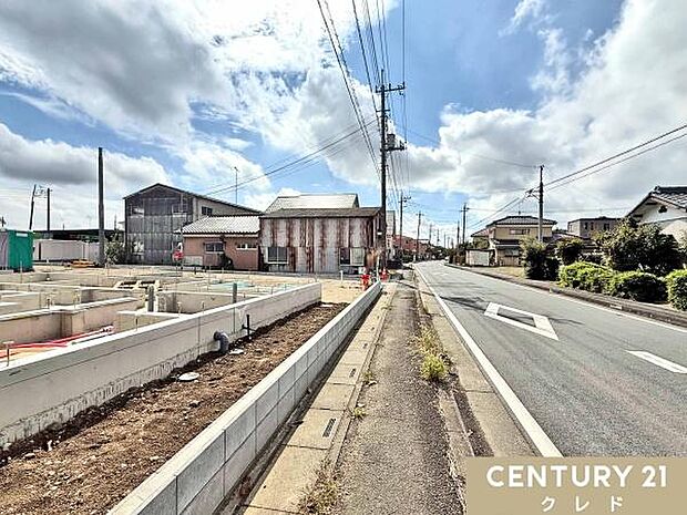 JR高崎線「鴻巣」駅よりバス17分、「丸貴」停歩8分！見晴らしの良い、西側公道9.02ｍに面しています。