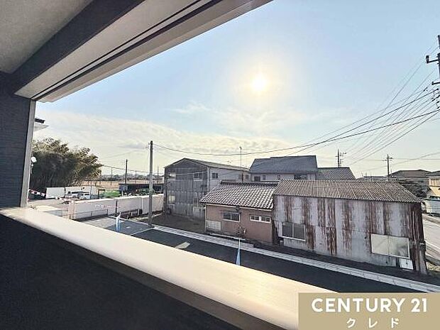 バルコニーから広々とした青空を眺めることができます。陽当りの良い住宅街なので家事や勉強の合間にほっと一息つくことができます。