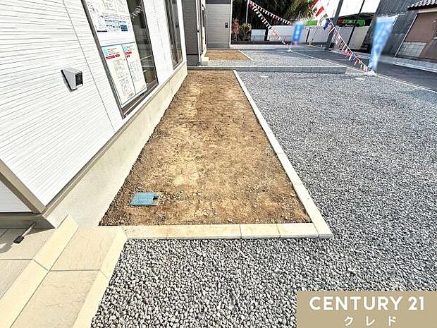 【南庭】南側にちょっとしたお庭があります。ガーデニングや家庭菜園なども楽しめます。自然とふれあい、四季を感じられる豊かな生活になりますね！