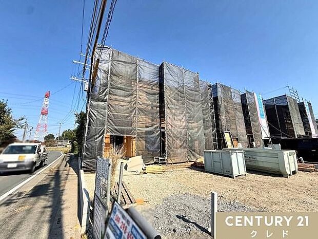 木工事の最中でブルーシートに包まれた状態でした。屋根が取り付けられ、より完成に近づいてきました。