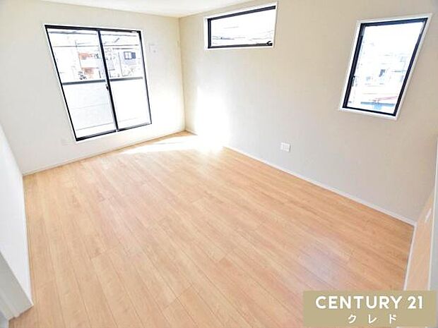 【2階　LDK16帖】採光とプライバシーに配慮した2階リビング。外からの視線を気にせず、カーテンを開けて開放的に過ごせるプライベート空間です。