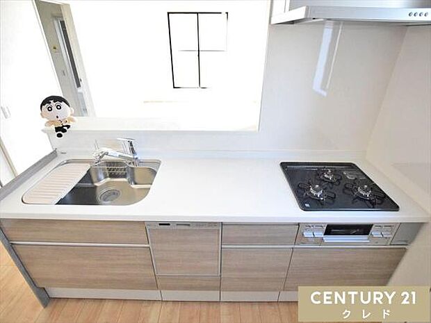 リビングで遊ぶお子さまを見守りながら調理ができる、安心の対面式キッチン。3口コンロや食洗機など、お料理をサポートする機能が充実。清潔感あふれる空間で、毎日の家事も楽しくなりそうです。