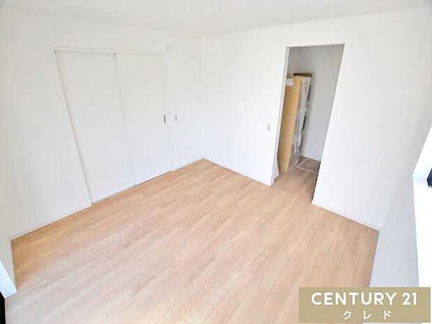 【1階　洋室8帖】8帖のゆとりある洋室には、大容量のウォークインクローゼットを完備。ダブルベッドを置いても余裕があり、主寝室として最適な一室です。