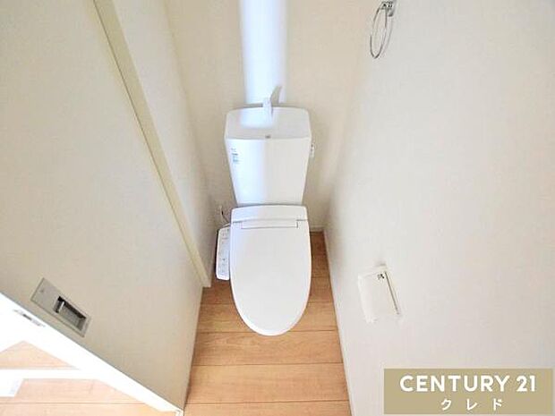 快適性と衛生面を兼ね備えたウォシュレット機能付きトイレ。お手入れもしやすく、清潔な状態を保ちやすいのも魅力です。