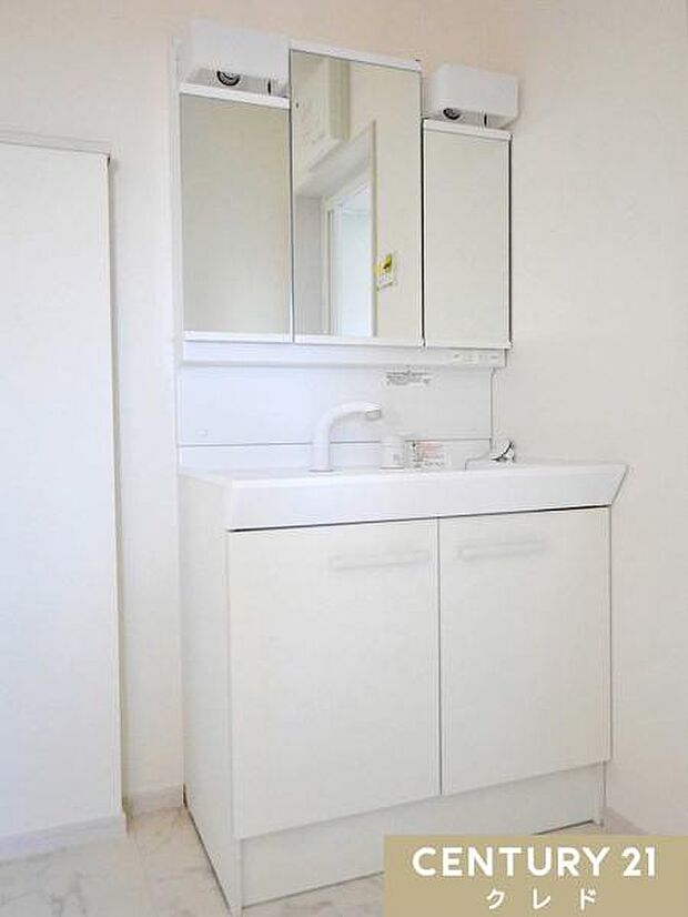 鏡の裏にたっぷりの収納スペースを備えた三面鏡タイプの洗面化粧台。散らかりがちな小物もすっきり片付き、清潔な空間を保てます。