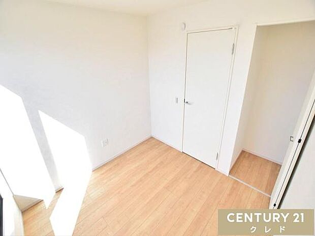 【3階　洋室4.5帖】南西バルコニーに面した明るい空間。日中も自然光がたっぷり入り、心地よい風が通り抜ける快適な空間です。