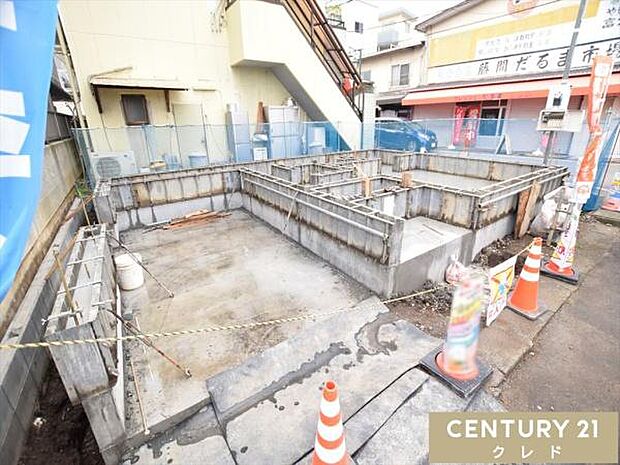 1台駐車可能なビルドインガレージの新邸。大切なお車を雨・風から守ることができます。