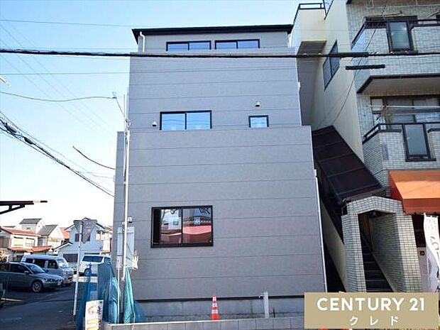 高階南小学校まで徒歩11分。お子様も通いやすい安心の距離感です。朝ゆったりと余裕を持った時間を確保できるのも嬉しいですね。