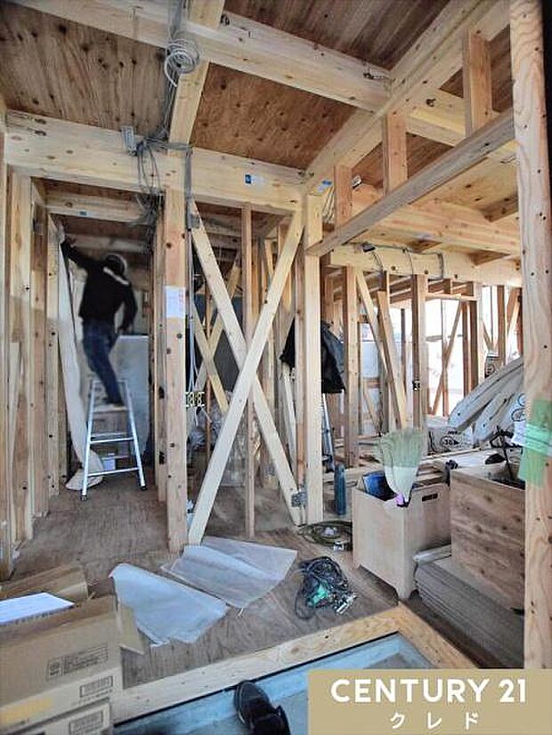 只今、木工事中です。柱・梁などの構造体が組み上がっています。2026年2月以降完成予定!