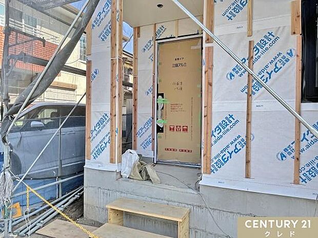 玄関にはドアが付いていました。室内では壁紙、床材、設備機器取り付けなど、室内の細かい作業を行っています。