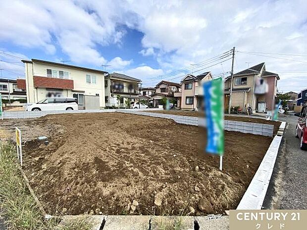【左から1・2号棟】南道路に面し、陽当り良好！風通しが良く、開放的な角地に建つお住まいです。